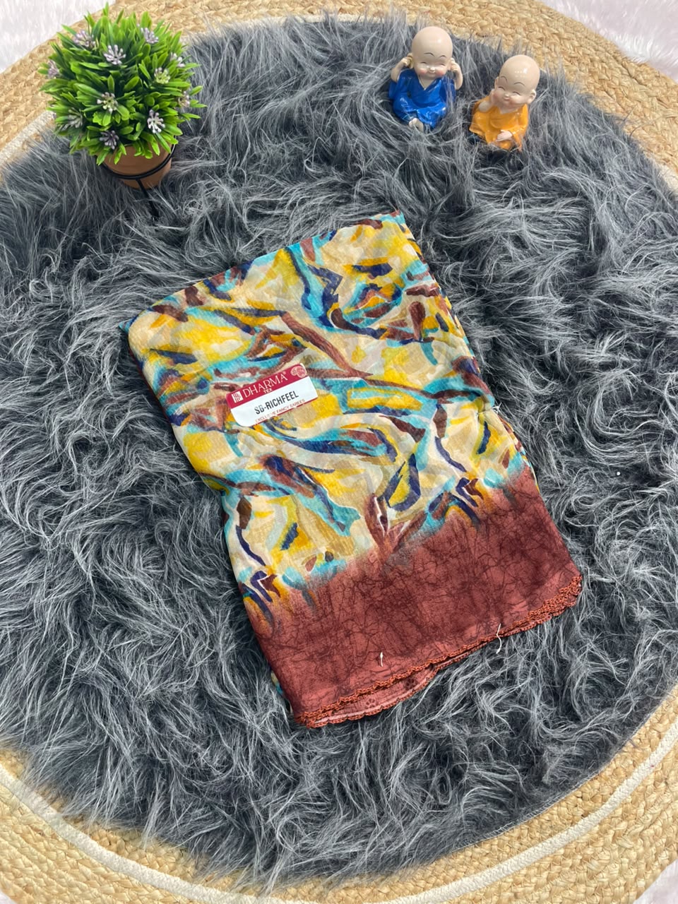 SB-RICHFEEL WEIGHTLESS FABRIC SAREE WITH CONTEMPORY ARTISTIC PATTERNS WITH PERFECT CHOICE FOR DAILY WEAR