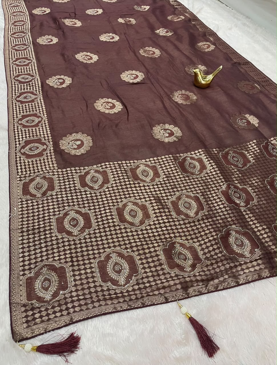 AJ-KAYAN FANCY FABRIC SAREE WITH BEAUTIFUL RICH PALLU DESIGN WITH SIROSKI WORK WITH PIPING AND LATKAN WITH BLOUSE