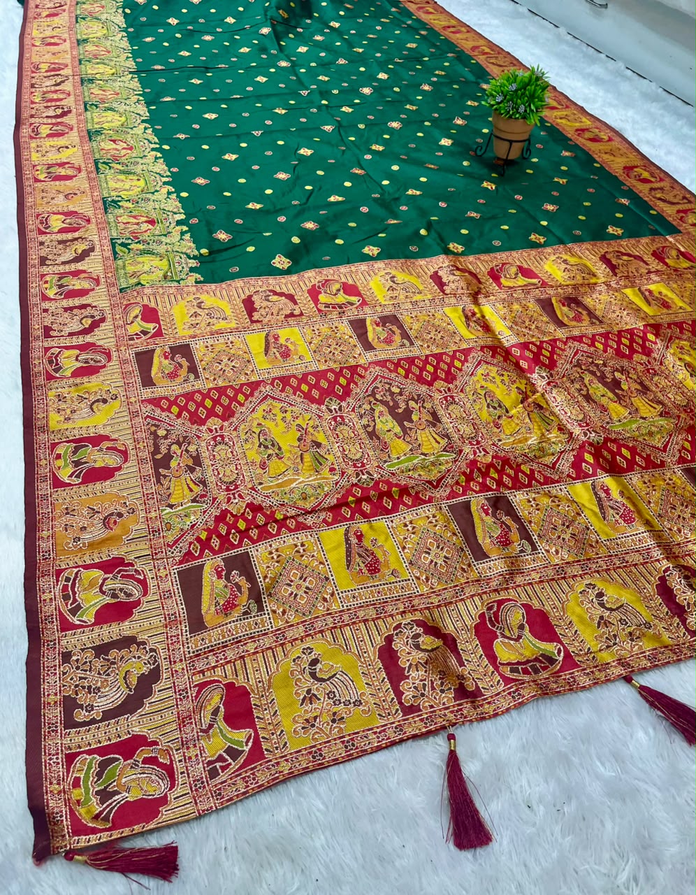 AJ-KAMINI SOFT SILK FABRIC SAREE WITH BEAUTIFUL RICH PALLU DESIGN WITH DAMAN DESIGN WITH PIPING AND LATKAN WITH BLOUSE