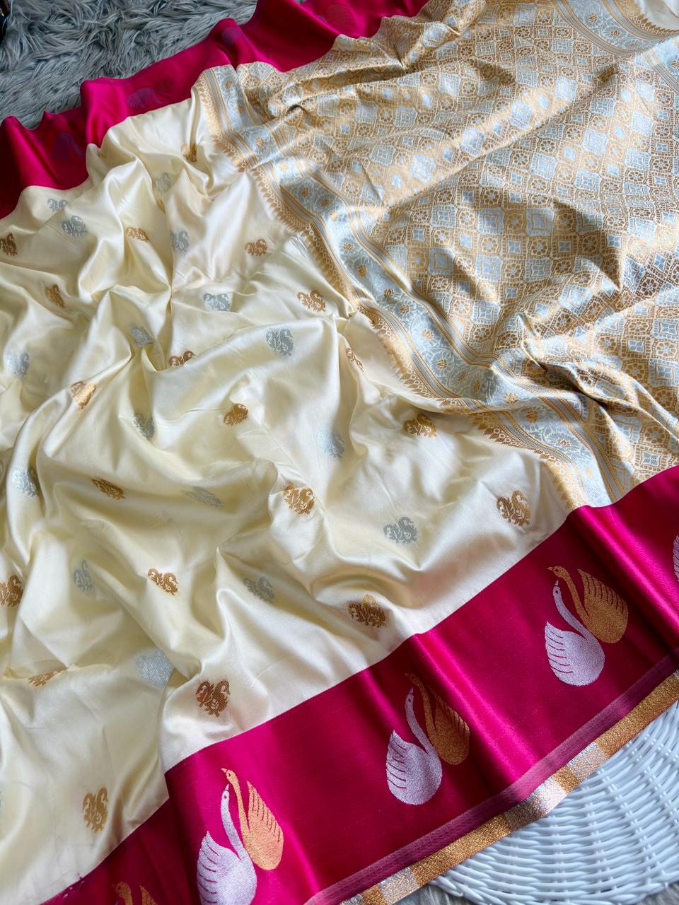 SA-7089 SOFT SILK FABRIC SAREE WITH BEAUTIFUL RICH PALLU DESIGN WITH SATIN FABRIC BORDER WITH TASSELS