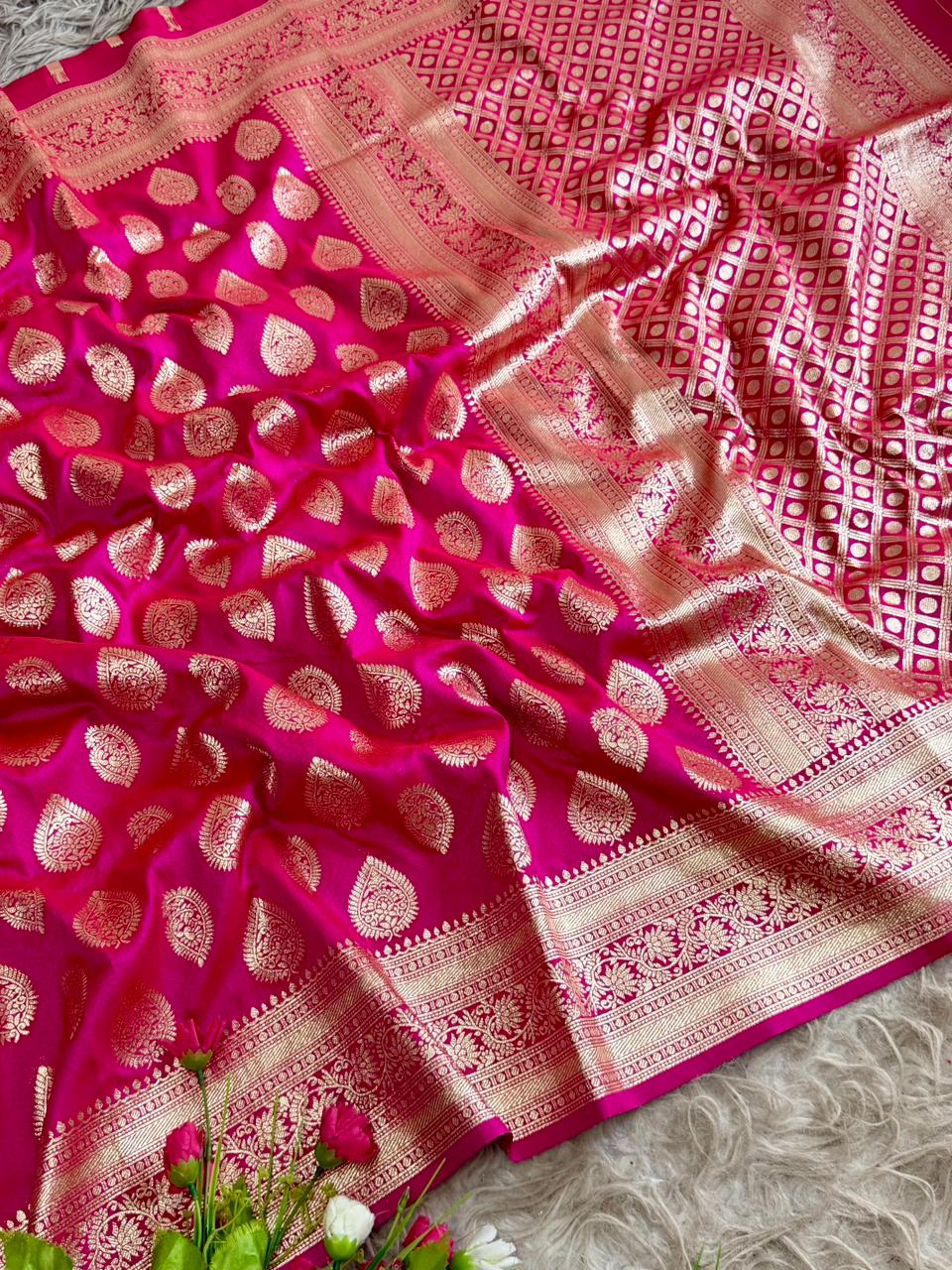 SA-5104 SOFT SILK FABRIC SAREE WITH RICH GOLD ZARI WOVEN BUTA MOTIFS WITH HEAVY TRADITIONAL GOLD ZARI BORDER WITH LEGANT CHECKERED ZARI PALLU