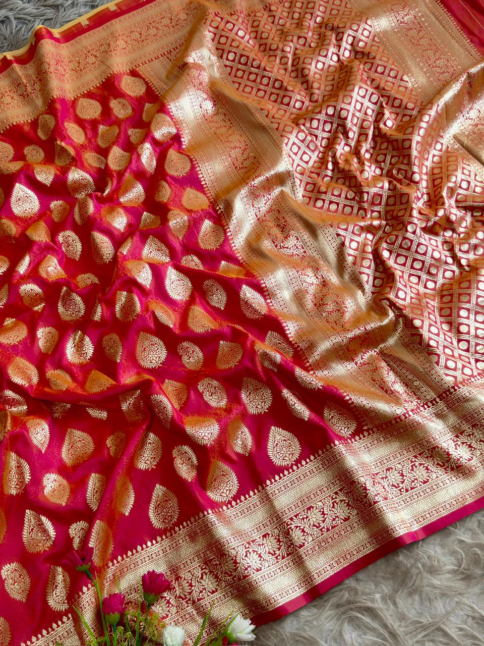 SA-5104 SOFT SILK FABRIC SAREE WITH RICH GOLD ZARI WOVEN BUTA MOTIFS WITH HEAVY TRADITIONAL GOLD ZARI BORDER WITH LEGANT CHECKERED ZARI PALLU