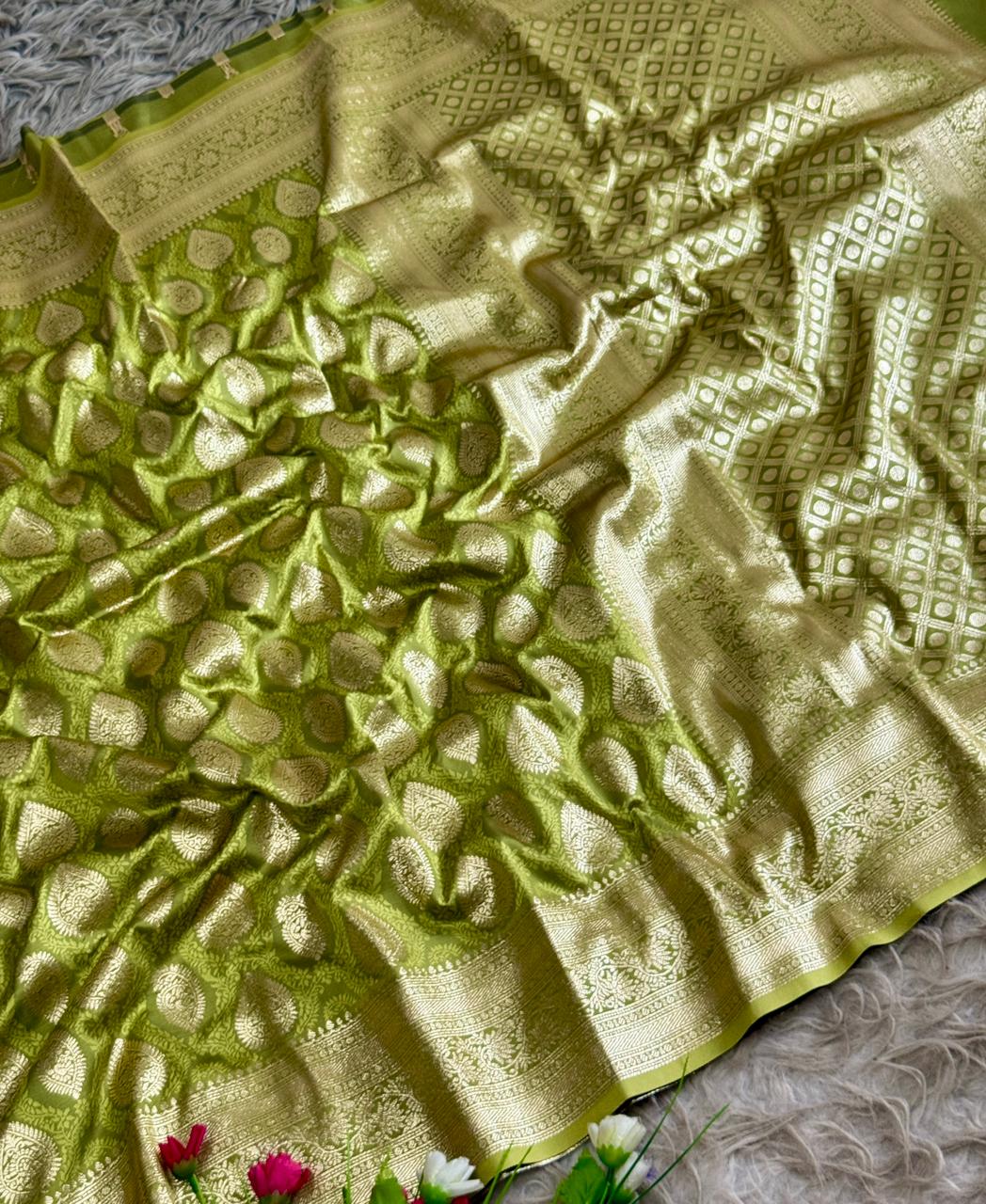SA-5104 SOFT SILK FABRIC SAREE WITH RICH GOLD ZARI WOVEN BUTA MOTIFS WITH HEAVY TRADITIONAL GOLD ZARI BORDER WITH LEGANT CHECKERED ZARI PALLU