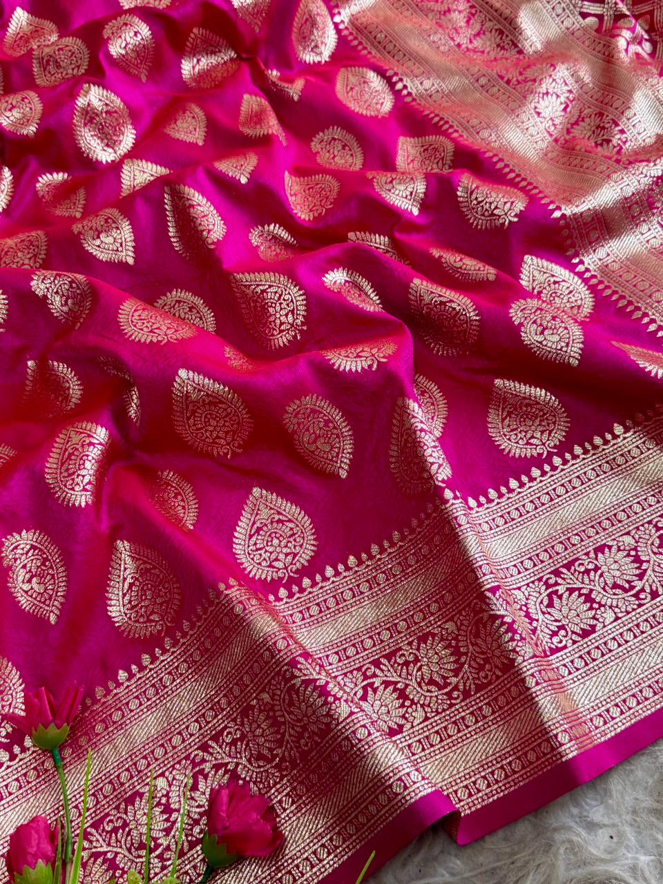 SA-5104 SOFT SILK FABRIC SAREE WITH RICH GOLD ZARI WOVEN BUTA MOTIFS WITH HEAVY TRADITIONAL GOLD ZARI BORDER WITH LEGANT CHECKERED ZARI PALLU