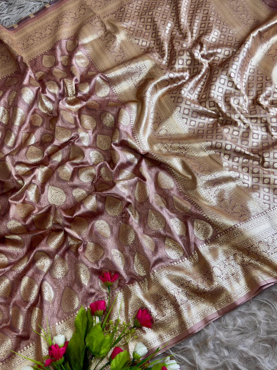 SA-5104 SOFT SILK FABRIC SAREE WITH RICH GOLD ZARI WOVEN BUTA MOTIFS WITH HEAVY TRADITIONAL GOLD ZARI BORDER WITH LEGANT CHECKERED ZARI PALLU