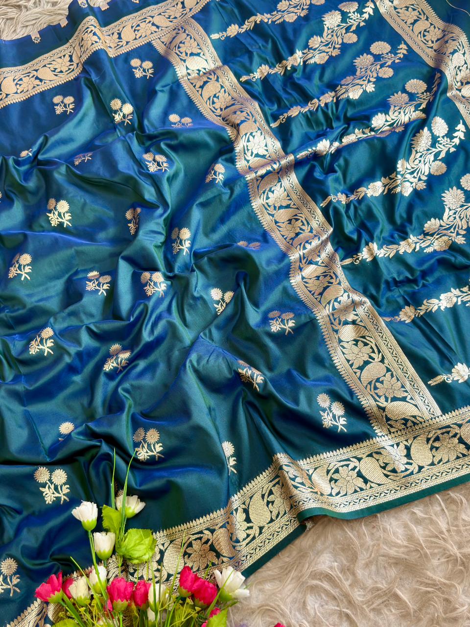 SA-5105 SOFT SILK FABRIC SAREE WITH RICH GOLD ZARI WEAVING WITH FLORAL BUTTI DESIGN WITH ALL OVER ZARI FLORAL BUTTIS WITH ELEGANT FLORAL PALLU AND HEAVY GOLD ZARI WOVEN DESIGNER BORDER