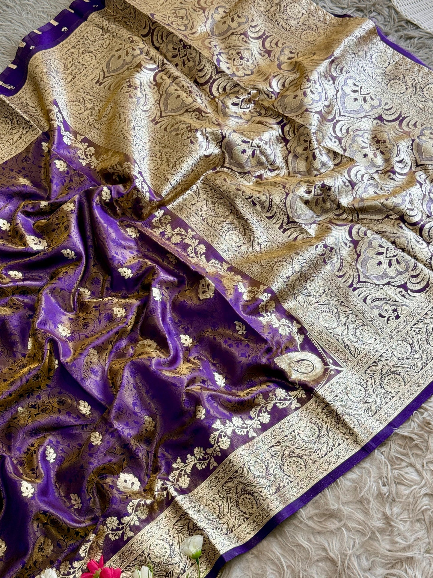 SA-5108 GLASS SATIN SILK FABRIC SAREE WITH FEATURING EXQUISTIE SILVER ZARI WEAVING WITH ELEGANT FLORAL PAISLY MOTIFS AND RICH WOVEN PALLU WITH AND A GRAND DESIGNER BORDER