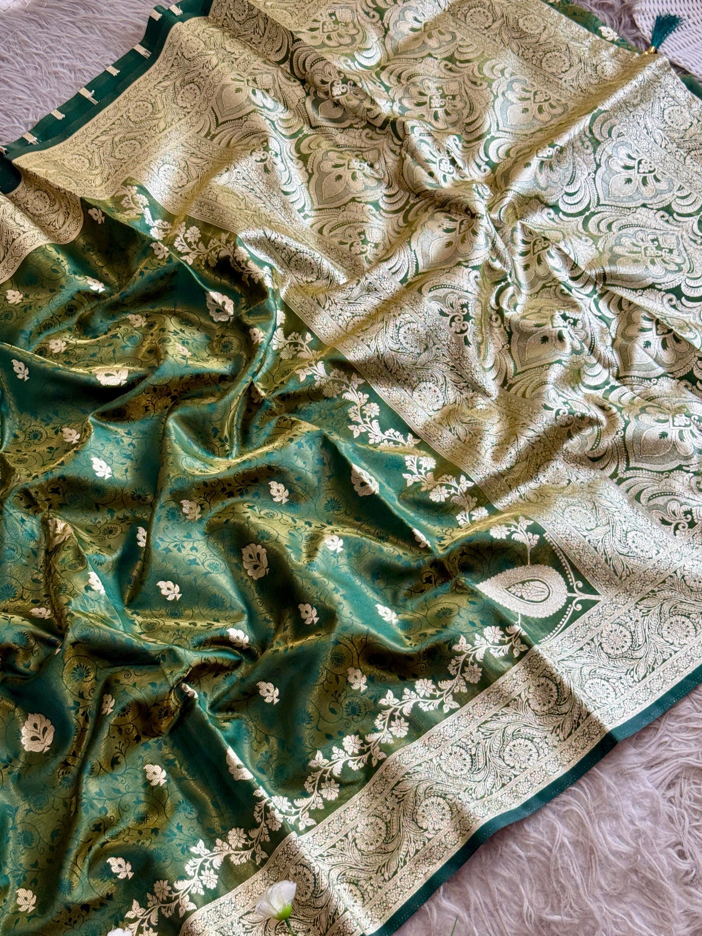 SA-5108 GLASS SATIN SILK FABRIC SAREE WITH FEATURING EXQUISTIE SILVER ZARI WEAVING WITH ELEGANT FLORAL PAISLY MOTIFS AND RICH WOVEN PALLU WITH AND A GRAND DESIGNER BORDER