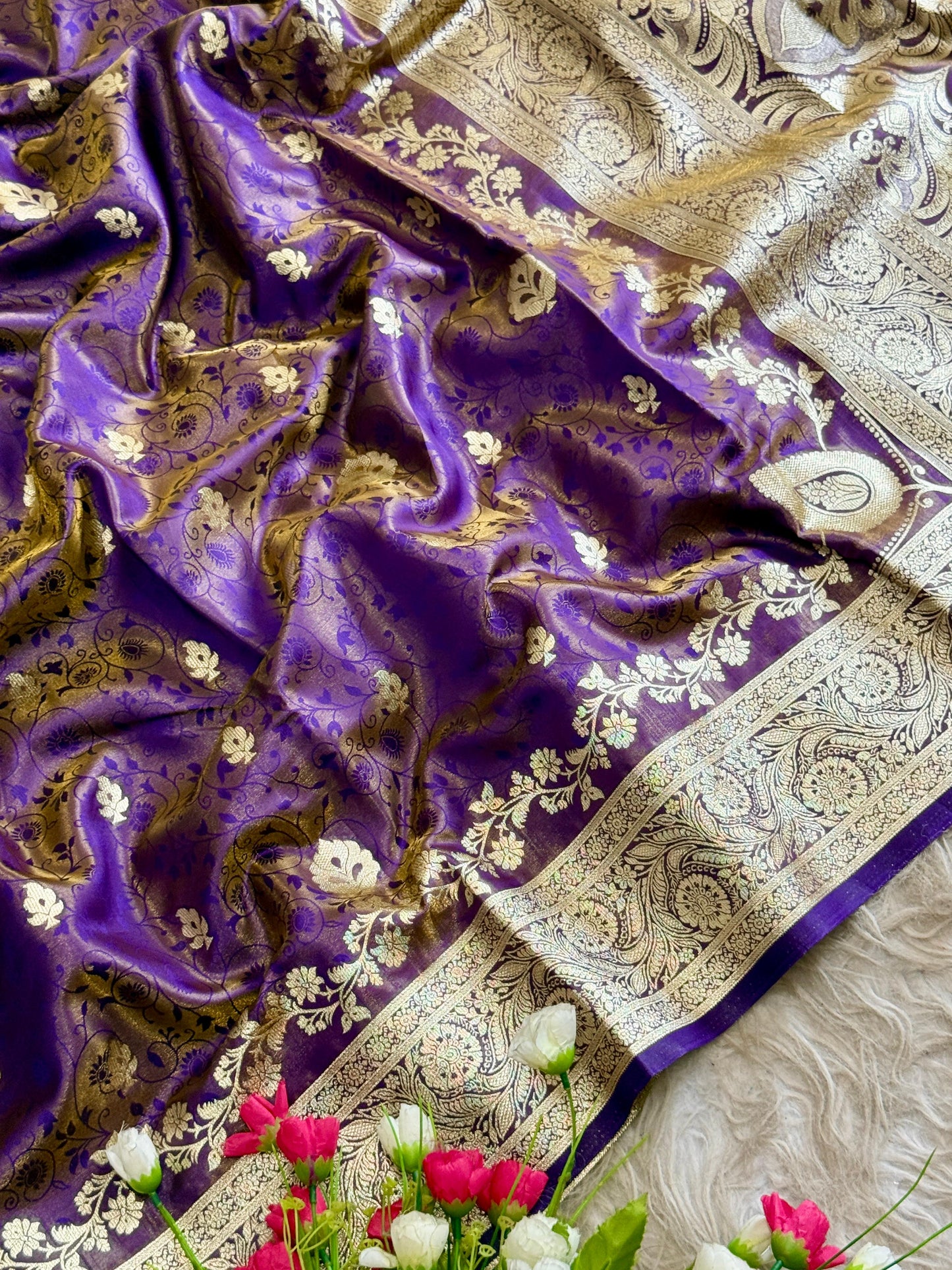 SA-5108 GLASS SATIN SILK FABRIC SAREE WITH FEATURING EXQUISTIE SILVER ZARI WEAVING WITH ELEGANT FLORAL PAISLY MOTIFS AND RICH WOVEN PALLU WITH AND A GRAND DESIGNER BORDER