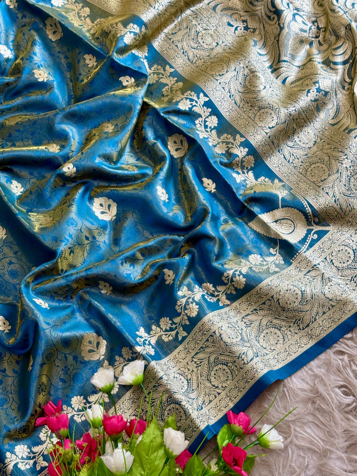 SA-5108 GLASS SATIN SILK FABRIC SAREE WITH FEATURING EXQUISTIE SILVER ZARI WEAVING WITH ELEGANT FLORAL PAISLY MOTIFS AND RICH WOVEN PALLU WITH AND A GRAND DESIGNER BORDER