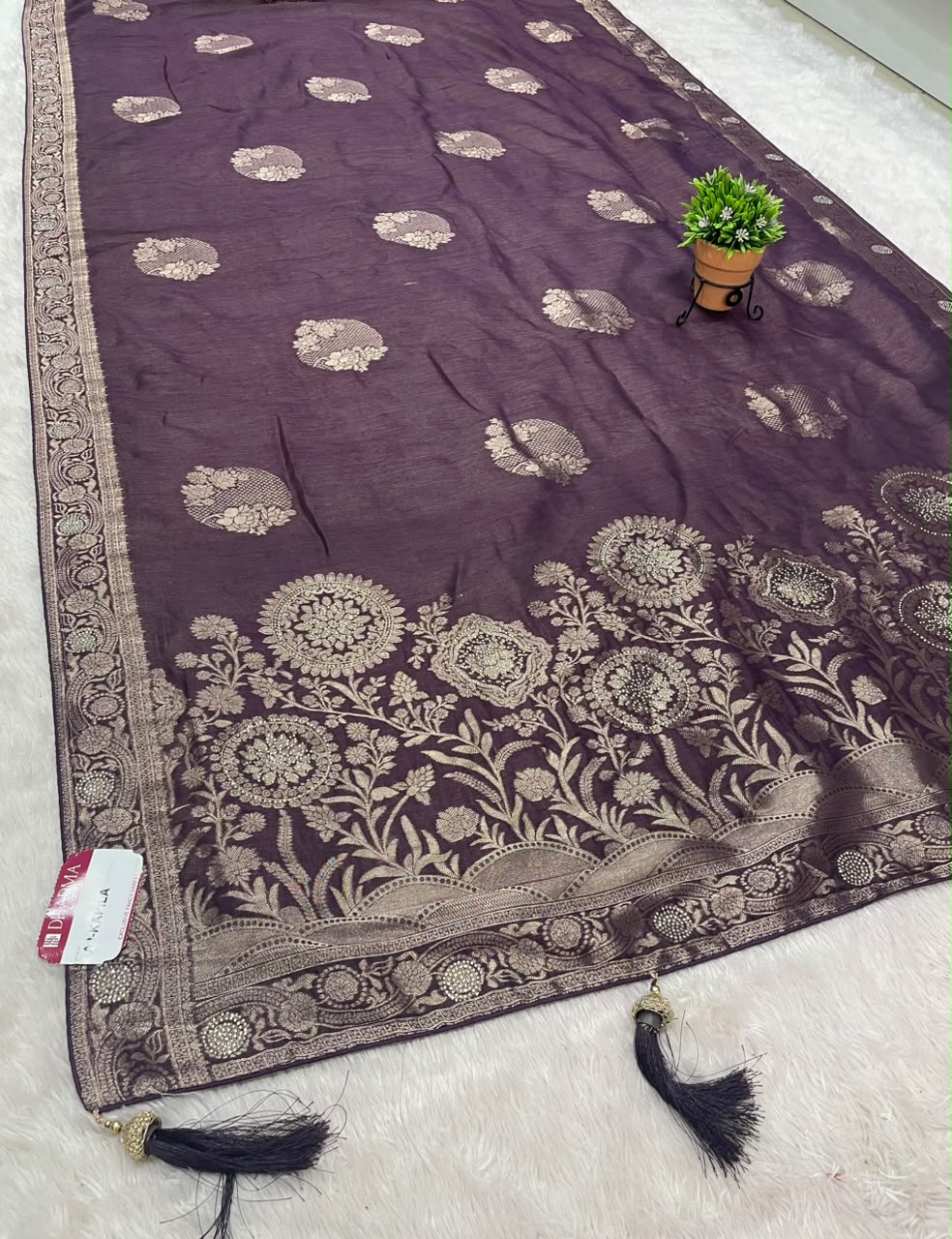 AJ-KAPILA FANCY SOFT ORGANZA FABRIC SAREE WITH OPEN PALLU DESIGN WITH BEAUTIFUL FLORAL DESIGN WITH TASELS WITH BLOUSE
