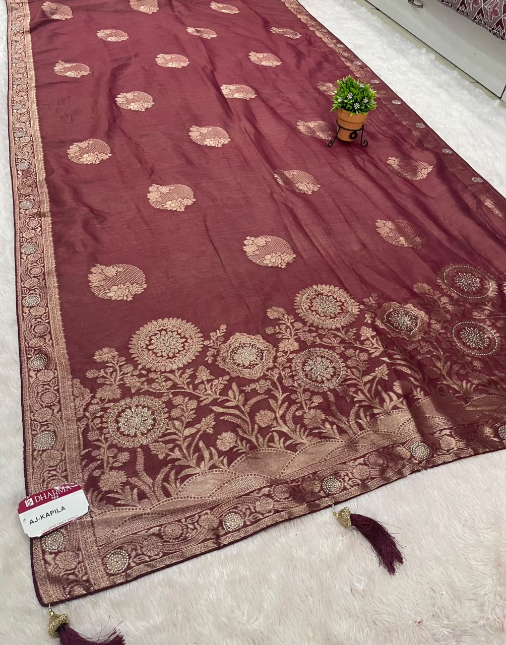 AJ-KAPILA FANCY SOFT ORGANZA FABRIC SAREE WITH OPEN PALLU DESIGN WITH BEAUTIFUL FLORAL DESIGN WITH TASELS WITH BLOUSE