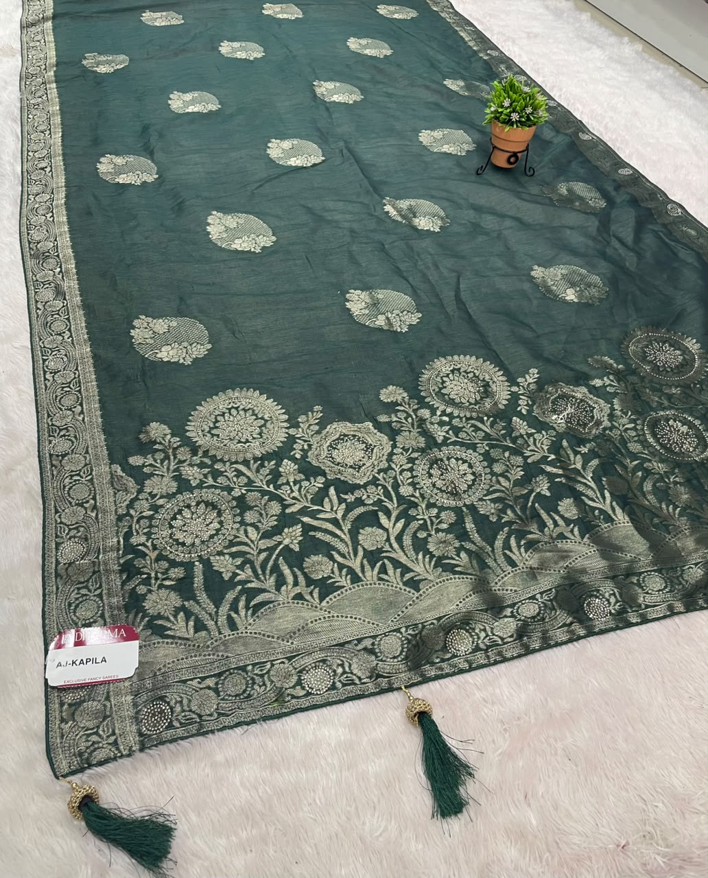 AJ-KAPILA FANCY SOFT ORGANZA FABRIC SAREE WITH OPEN PALLU DESIGN WITH BEAUTIFUL FLORAL DESIGN WITH TASELS WITH BLOUSE