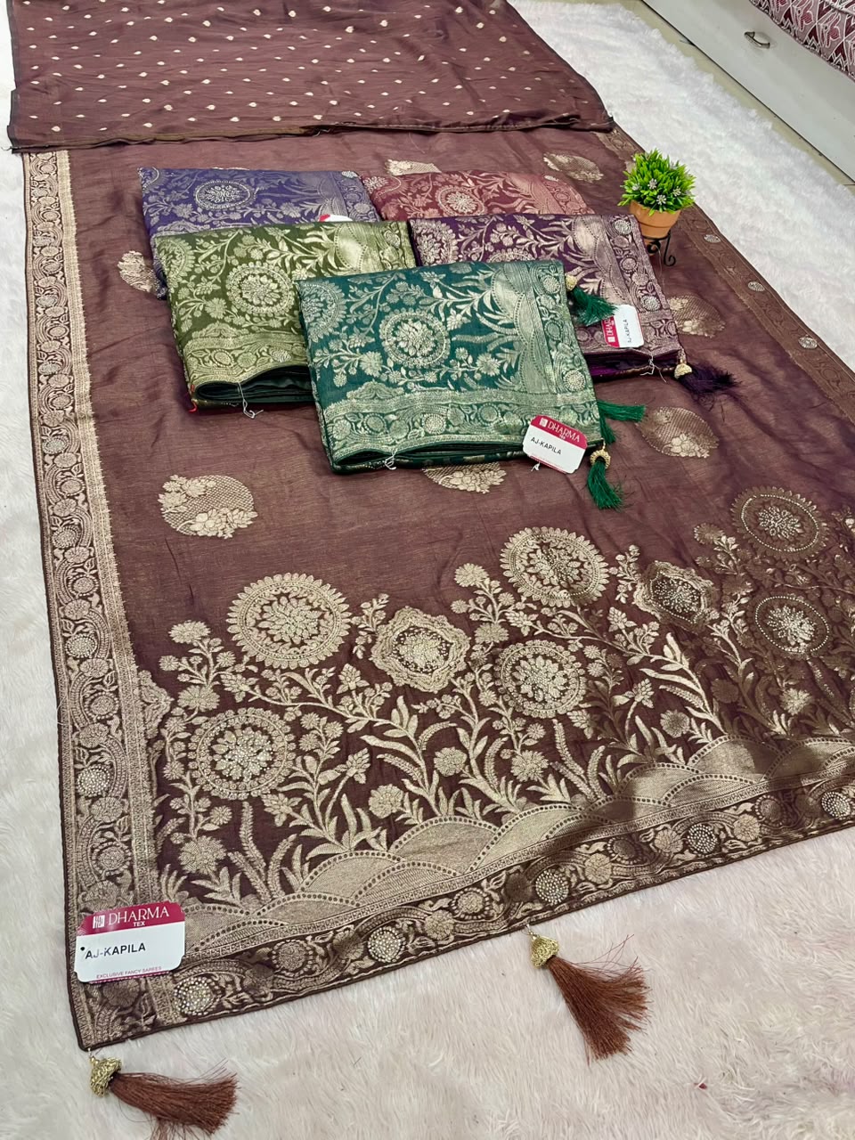 AJ-KAPILA FANCY SOFT ORGANZA FABRIC SAREE WITH OPEN PALLU DESIGN WITH BEAUTIFUL FLORAL DESIGN WITH TASELS WITH BLOUSE