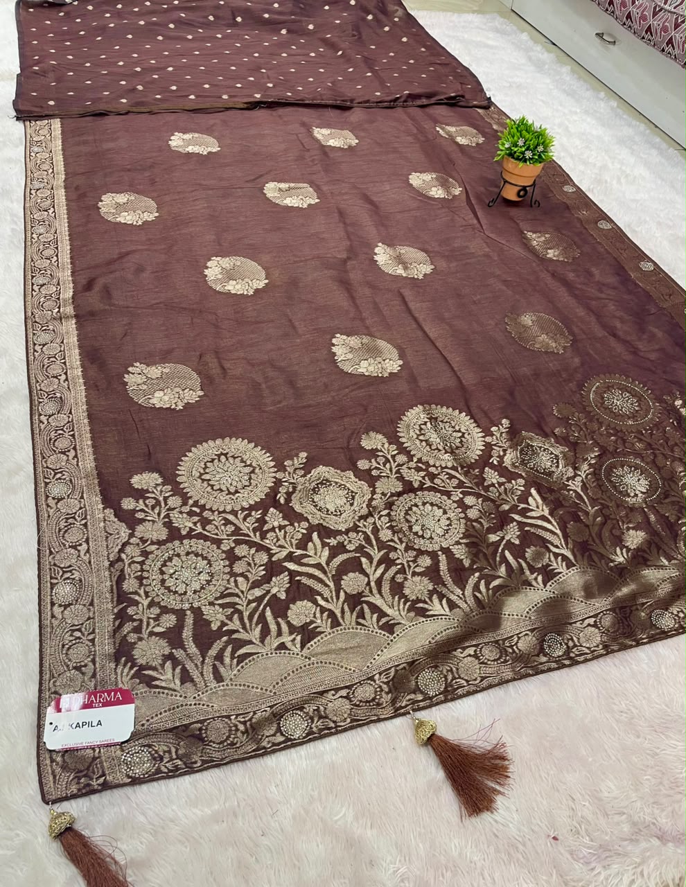 AJ-KAPILA FANCY SOFT ORGANZA FABRIC SAREE WITH OPEN PALLU DESIGN WITH BEAUTIFUL FLORAL DESIGN WITH TASELS WITH BLOUSE