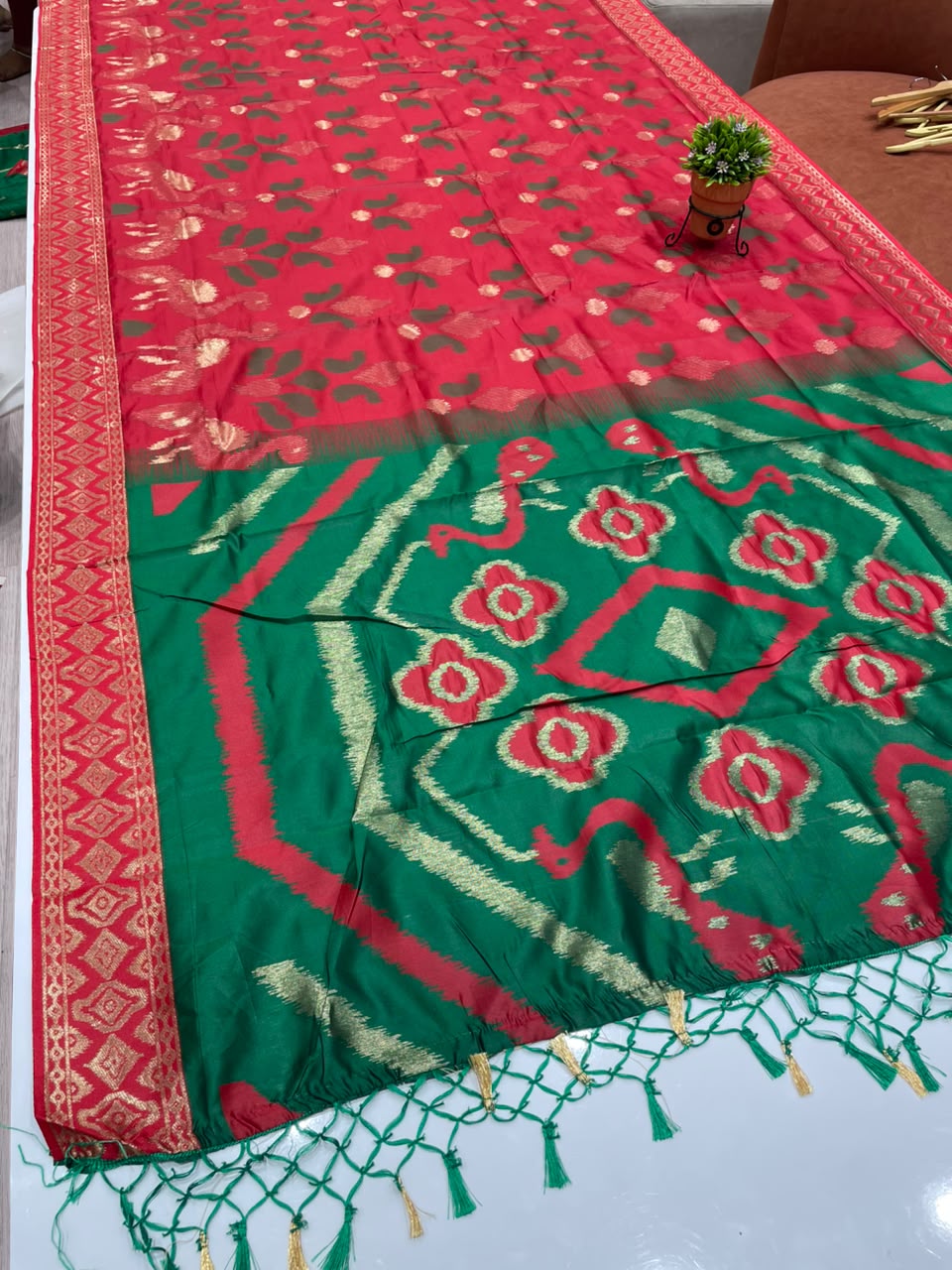AJ-ANANTA SOFT SILK FABRIC SAREE WITH BEAUTIFUL RICH PALLU DESIGN WITH IKKAT PATOLA TEST DESIGN WITH TASSELS WITH BLOUSE