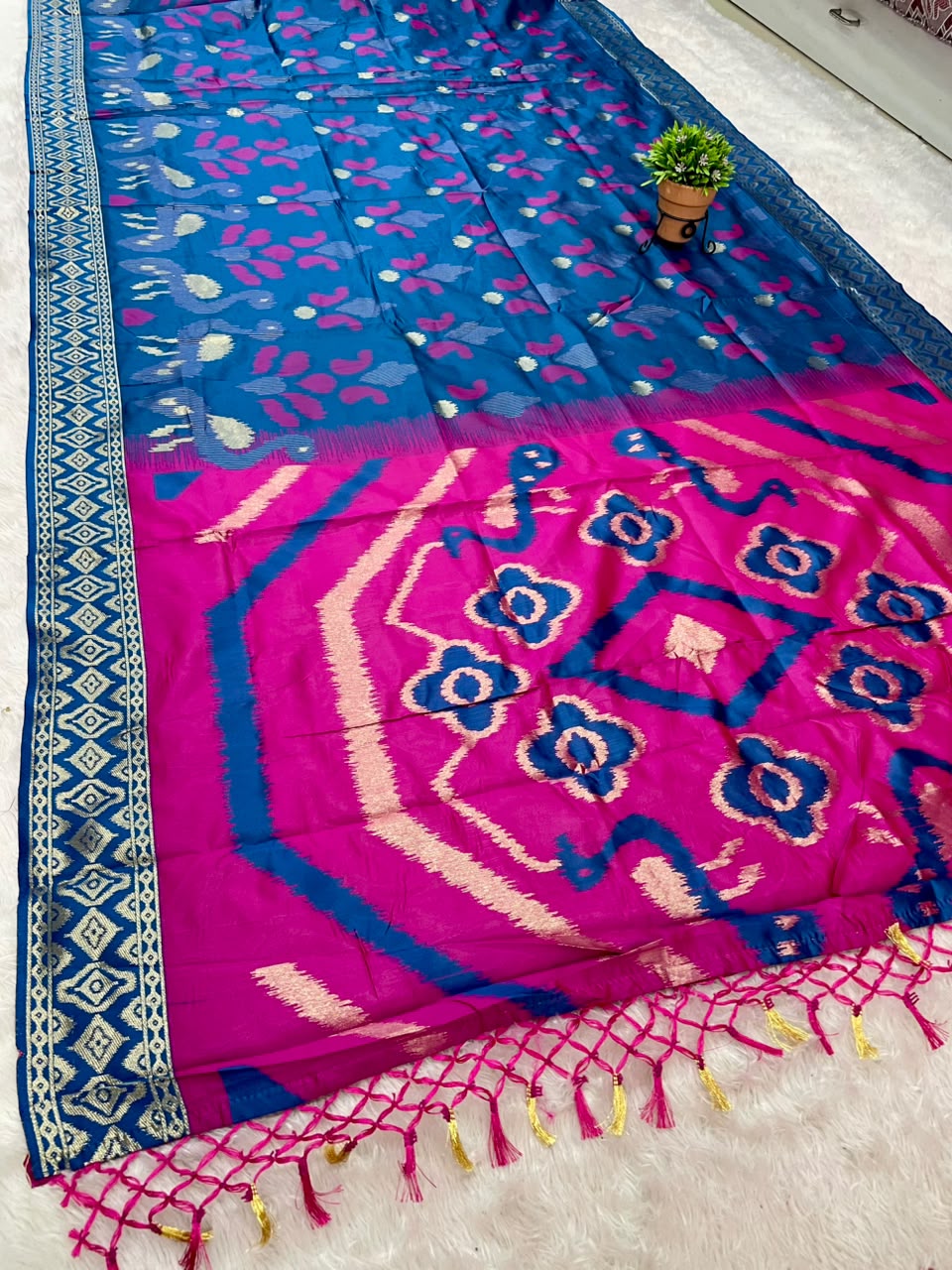 AJ-ANANTA SOFT SILK FABRIC SAREE WITH BEAUTIFUL RICH PALLU DESIGN WITH IKKAT PATOLA TEST DESIGN WITH TASSELS WITH BLOUSE