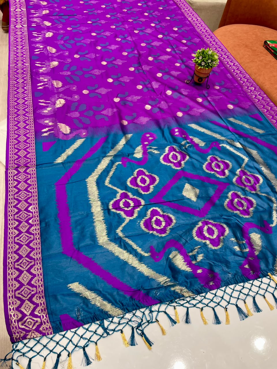 AJ-ANANTA SOFT SILK FABRIC SAREE WITH BEAUTIFUL RICH PALLU DESIGN WITH IKKAT PATOLA TEST DESIGN WITH TASSELS WITH BLOUSE