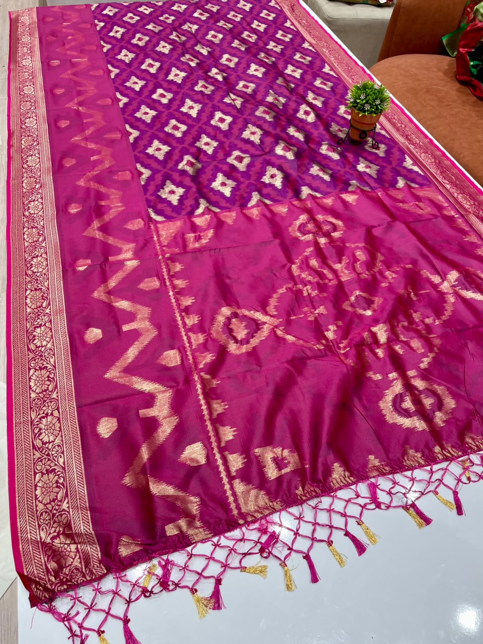 AJ-SWAPNIL  SOFT SILK FABRIC SAREE WITH BEAUTIFUL RICH PALLU DESIGN WITH IKKAT PATOLA TEST DESIGN WITH TASSELS WITH BLOUSE
