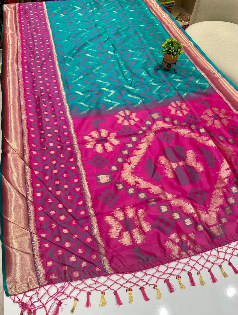 AJ-ATITHI SOFT SILK FABRIC SAREE WITH BEAUTIFUL RICH PALLU DESIGN WITH IKKAT PATOLA TEST DESIGN WITH TASSELS WITH BLOUSE