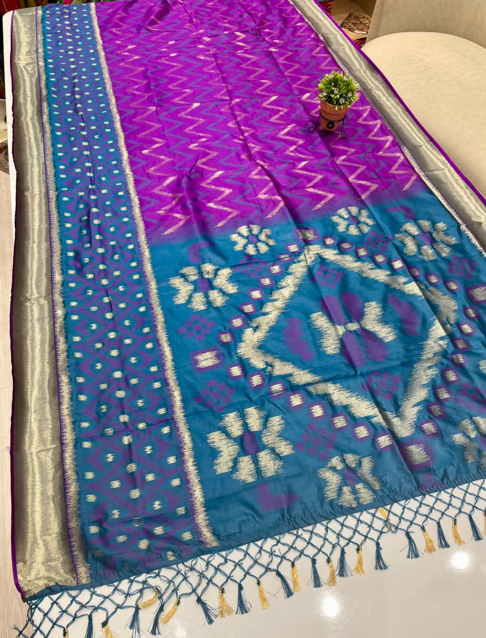 AJ-ATITHI SOFT SILK FABRIC SAREE WITH BEAUTIFUL RICH PALLU DESIGN WITH IKKAT PATOLA TEST DESIGN WITH TASSELS WITH BLOUSE