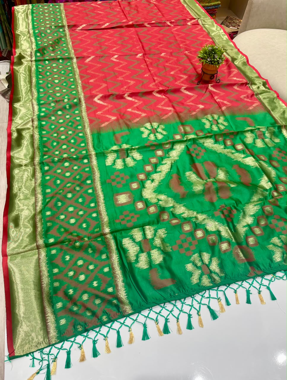 AJ-ATITHI SOFT SILK FABRIC SAREE WITH BEAUTIFUL RICH PALLU DESIGN WITH IKKAT PATOLA TEST DESIGN WITH TASSELS WITH BLOUSE