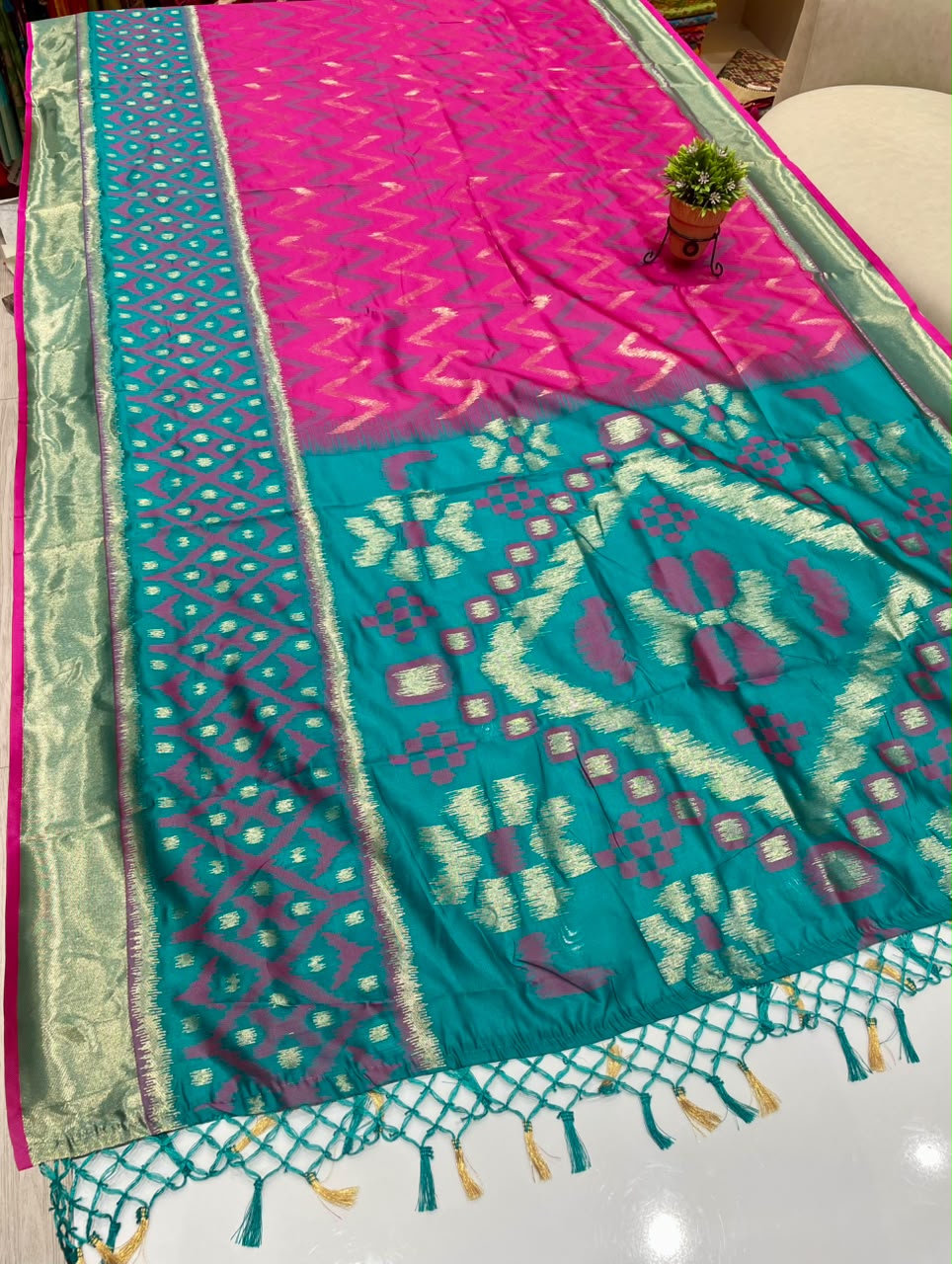 AJ-ATITHI SOFT SILK FABRIC SAREE WITH BEAUTIFUL RICH PALLU DESIGN WITH IKKAT PATOLA TEST DESIGN WITH TASSELS WITH BLOUSE