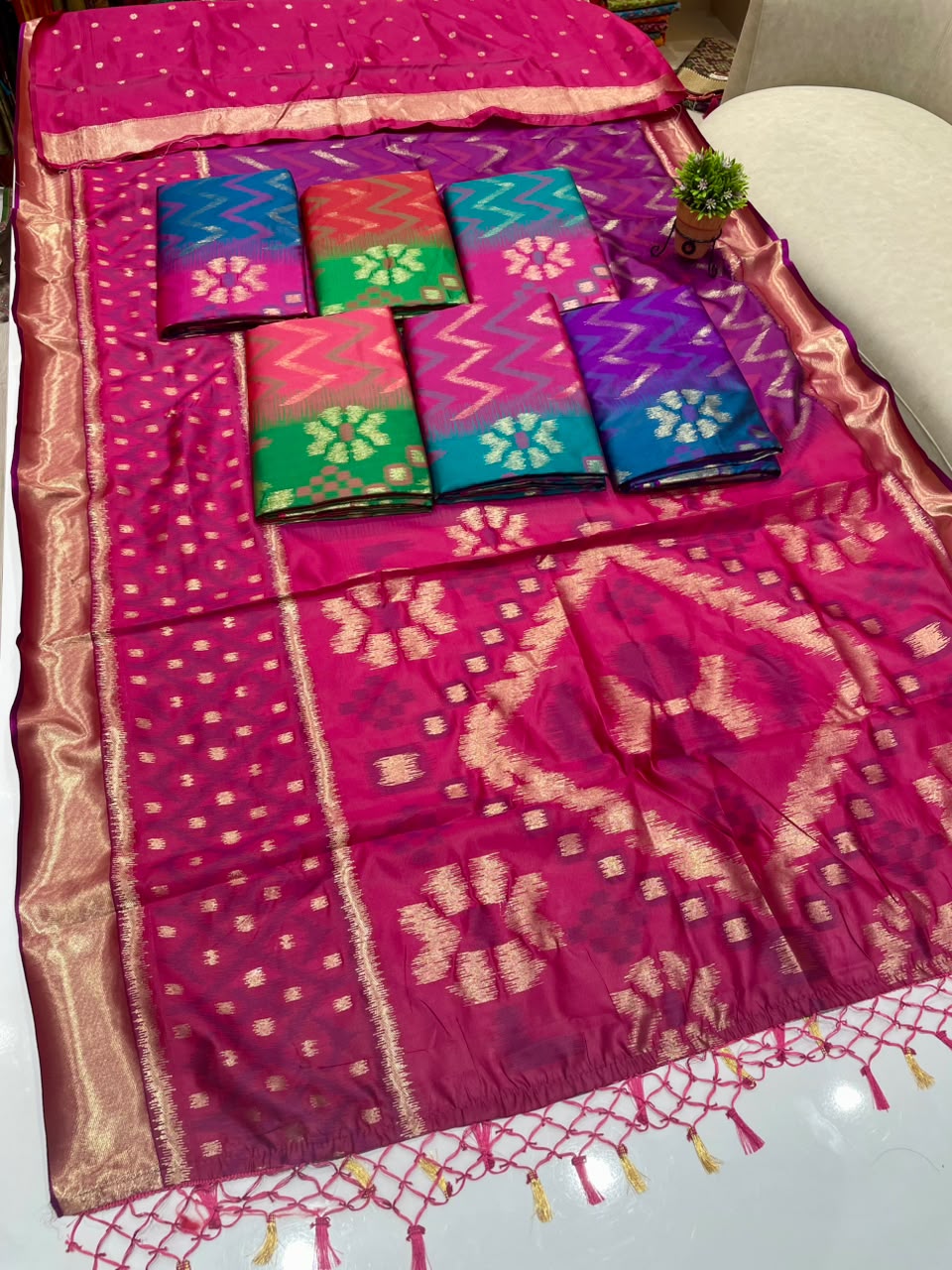 AJ-ATITHI SOFT SILK FABRIC SAREE WITH BEAUTIFUL RICH PALLU DESIGN WITH IKKAT PATOLA TEST DESIGN WITH TASSELS WITH BLOUSE