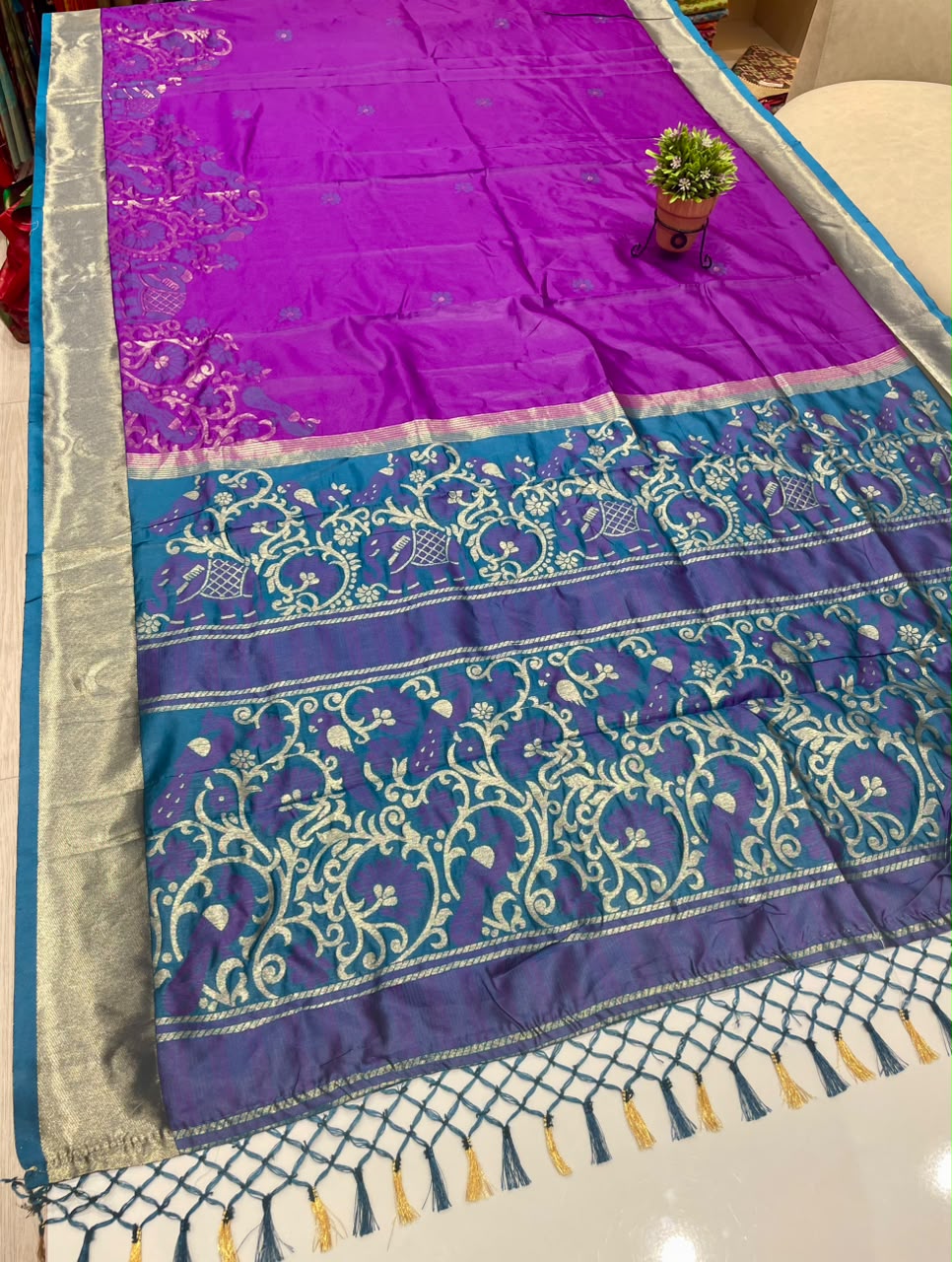 AJ-SHREELAXMI SOFT SILK FABRIC SAREE WITH BEAUTIFUL RICH PALLU DESIGN WITH IKKAT PATOLA TEST DESIGN WITH TASSELS WITH BLOUSE