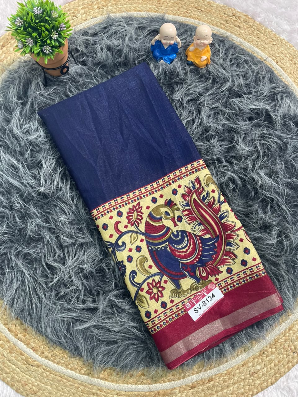 SV-8134 MAL COTTON FABRIC SAREE WITH BEAUTIFUL DESIGN WIITH GRAND PALLU DESIGN WITH BEAUTIFUL PEACOCK DESIGN ON SAREE WITH BLOUSE