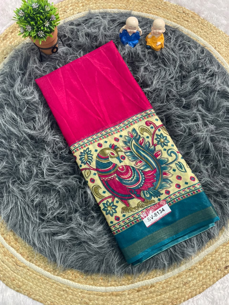 SV-8134 MAL COTTON FABRIC SAREE WITH BEAUTIFUL DESIGN WIITH GRAND PALLU DESIGN WITH BEAUTIFUL PEACOCK DESIGN ON SAREE WITH BLOUSE