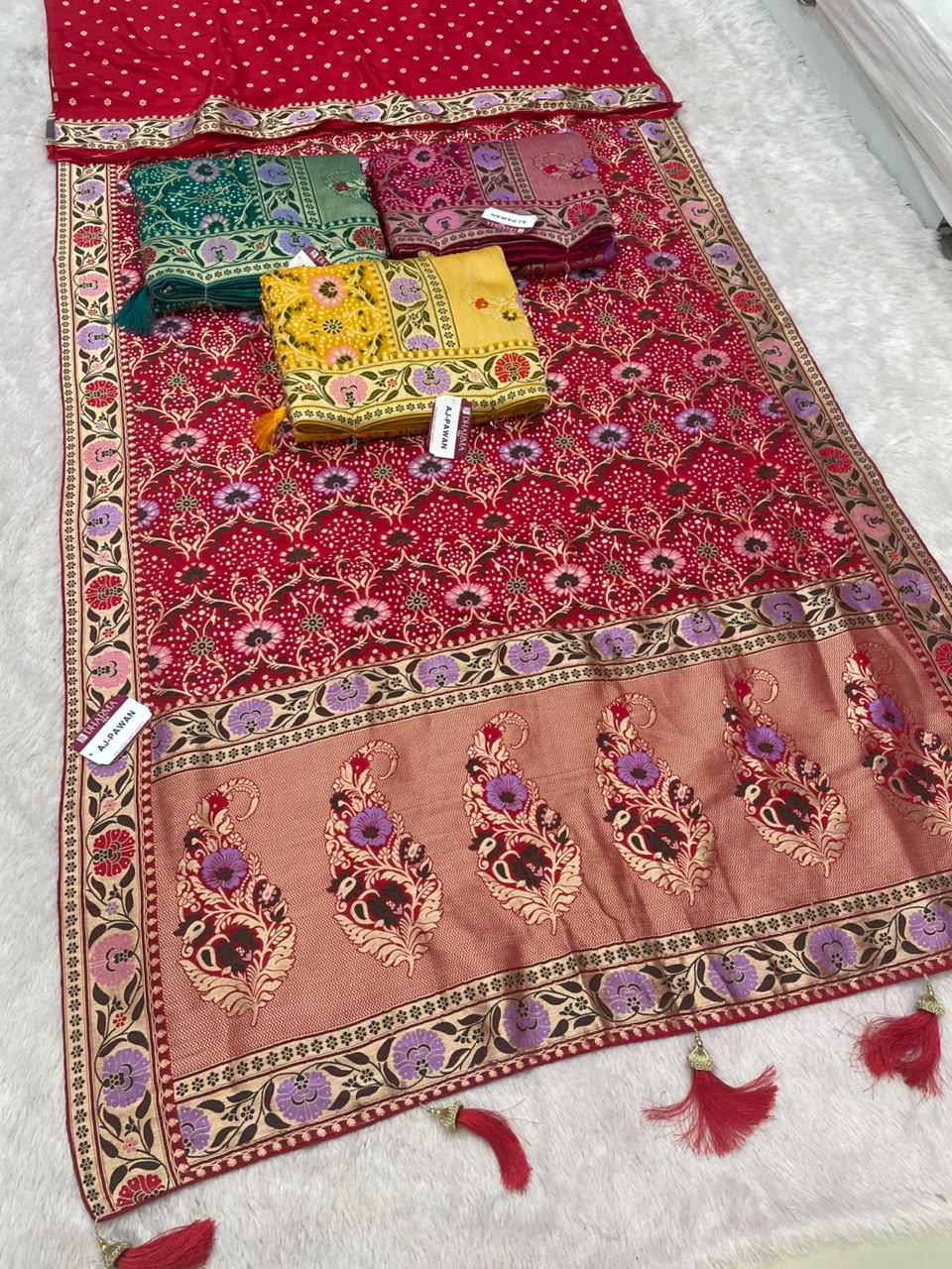 AJ-PAWAN GEORGETTE FABRIC SAREE WITH RICH PALLU DEISGN WITH BEAUTIFUL FLORAL DESIGN ON BODY AND BORDER WITH PIPING AND LATKAN WITH BLOUSE