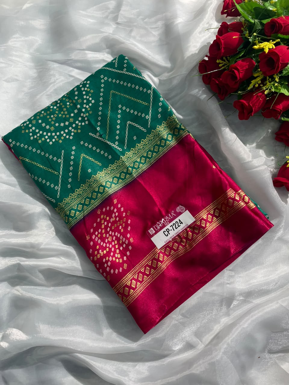CP-7224 BRIGHT MOSS FABRIC SAREE WITH BANDHANI-INSPIRED DOT PRINT WITH ZIGZAG DESIGN WITH ELEGANT CIRCULAR BUTTI ALL OVER BODY AND CONTRAST GREEN BORDER WITH GOLDEN ZARI PATTERN WITH BLOUSE