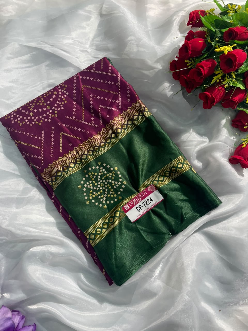 CP-7224 BRIGHT MOSS FABRIC SAREE WITH BANDHANI-INSPIRED DOT PRINT WITH ZIGZAG DESIGN WITH ELEGANT CIRCULAR BUTTI ALL OVER BODY AND CONTRAST GREEN BORDER WITH GOLDEN ZARI PATTERN WITH BLOUSE