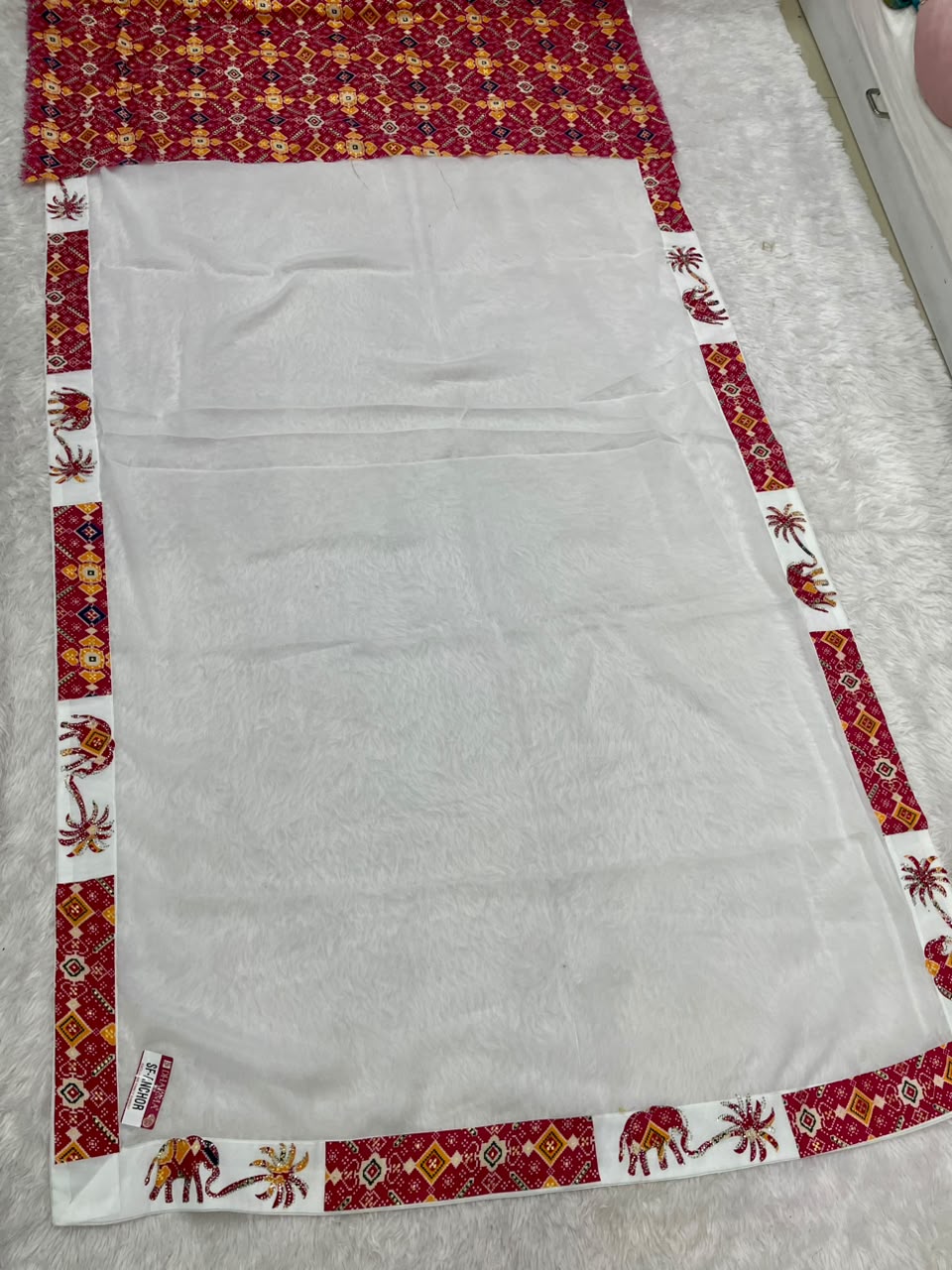 SF-ANCHOR STAR GEORGETTE FABRIC SAREE WITH BEAUTIFUL DESIGN WITH WHITE COMMON WITH GAJRAJ DESIGN WITH BANDHANI PRINT BLOUSE