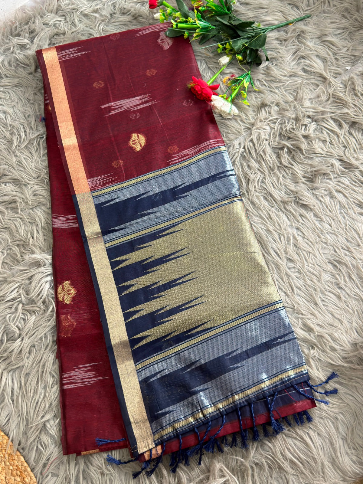 SA-5122   SUPER TRENDING MAHESHWARI COTTON SILK SAREES WITH IKKAT PALLU WITH HAND WOVEN TASSELS ON PALLU WITH CONTRAST BLOUSE AND SIMPLE RICH ELEGANT MAHESHWARI ZARI BORDER ALL OVER THE SAREE
