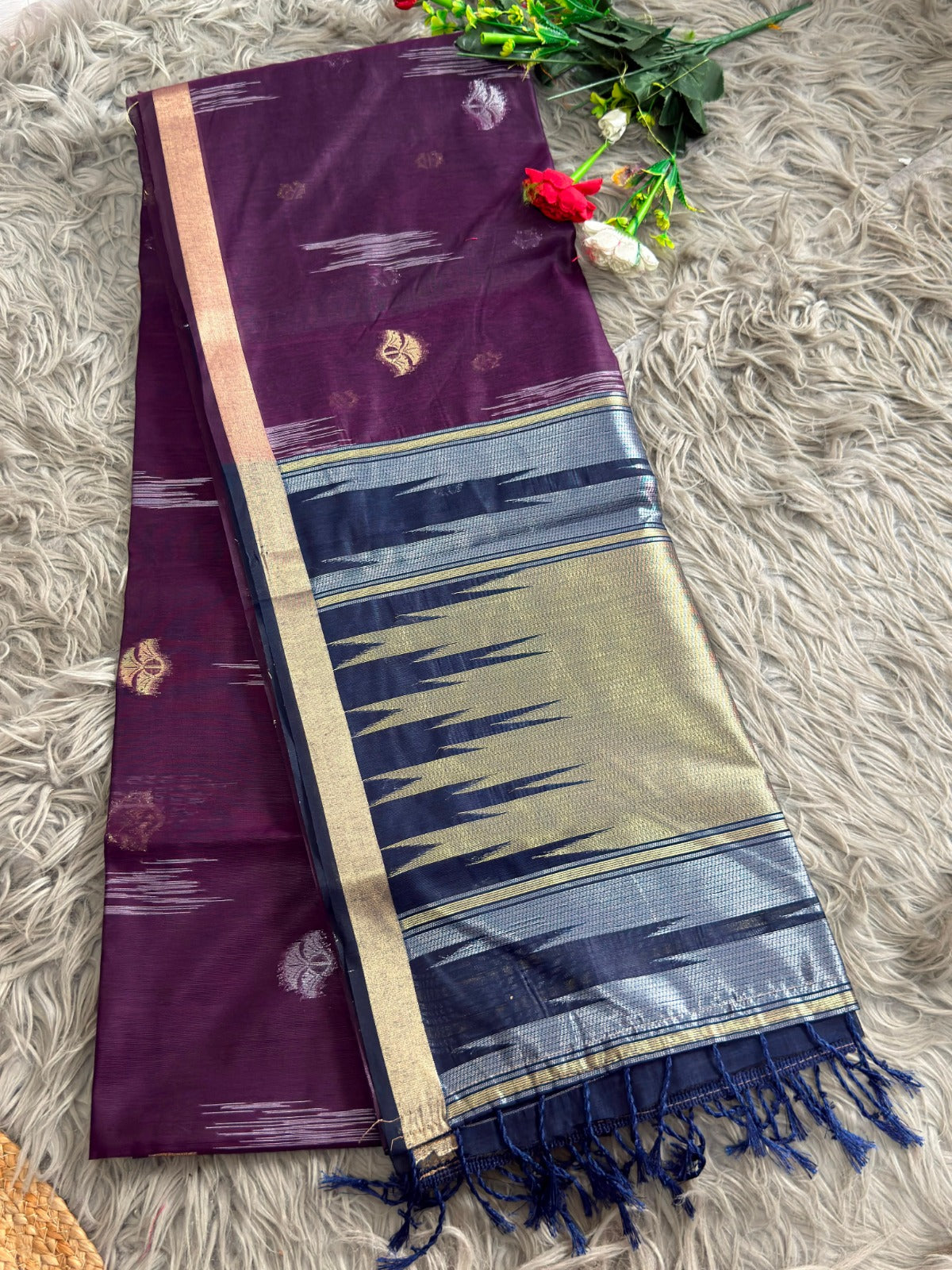 SA-5122   SUPER TRENDING MAHESHWARI COTTON SILK SAREES WITH IKKAT PALLU WITH HAND WOVEN TASSELS ON PALLU WITH CONTRAST BLOUSE AND SIMPLE RICH ELEGANT MAHESHWARI ZARI BORDER ALL OVER THE SAREE