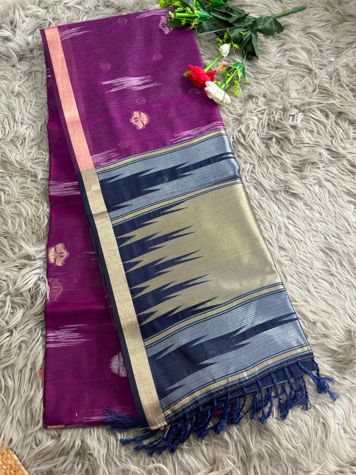 SA-5122   SUPER TRENDING MAHESHWARI COTTON SILK SAREES WITH IKKAT PALLU WITH HAND WOVEN TASSELS ON PALLU WITH CONTRAST BLOUSE AND SIMPLE RICH ELEGANT MAHESHWARI ZARI BORDER ALL OVER THE SAREE