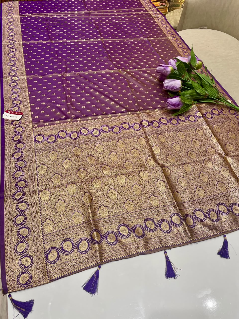 AJ-BHAKTI SOFT SILK FABRIC SAREE WITH BEAUTIFUL RICH PALLU WITH FLORAL PRINT ON SAREE WITH PIPING AND TASSELS WITH BLOUSE