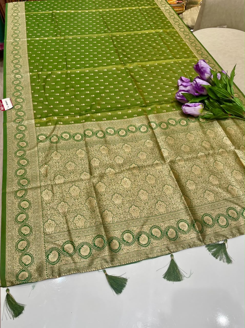 AJ-BHAKTI SOFT SILK FABRIC SAREE WITH BEAUTIFUL RICH PALLU WITH FLORAL PRINT ON SAREE WITH PIPING AND TASSELS WITH BLOUSE