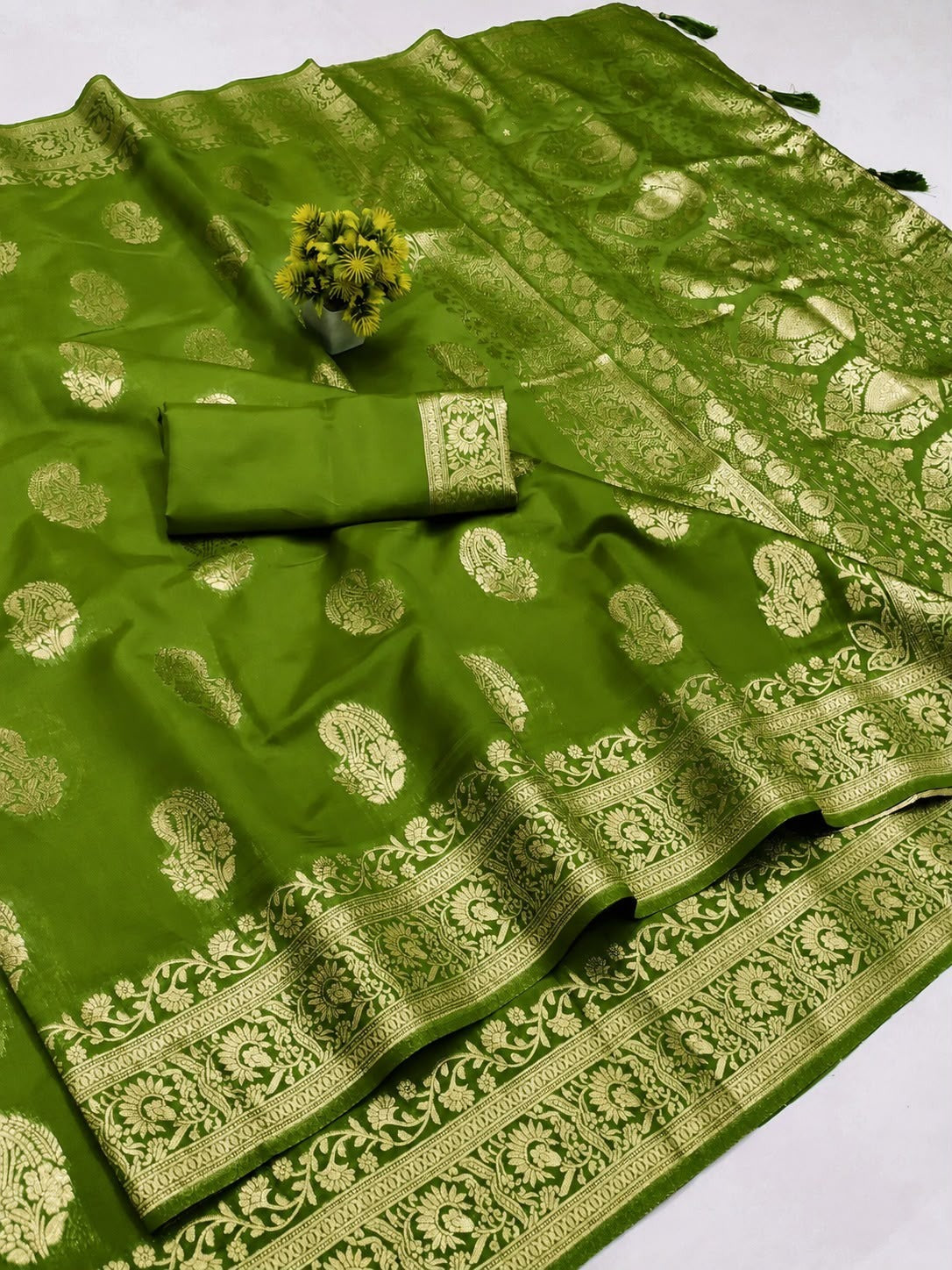 AJ-RASHMIKA  SOFT SILK SAREE CRAFTED WITH ELEGANT RICH PALLU WITH FLOWER CARRY DESIGN FOLLOWED BY LEAD JHAL ON BORDER