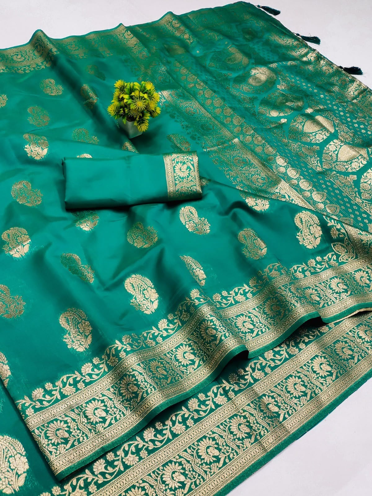 AJ-RASHMIKA  SOFT SILK SAREE CRAFTED WITH ELEGANT RICH PALLU WITH FLOWER CARRY DESIGN FOLLOWED BY LEAD JHAL ON BORDER
