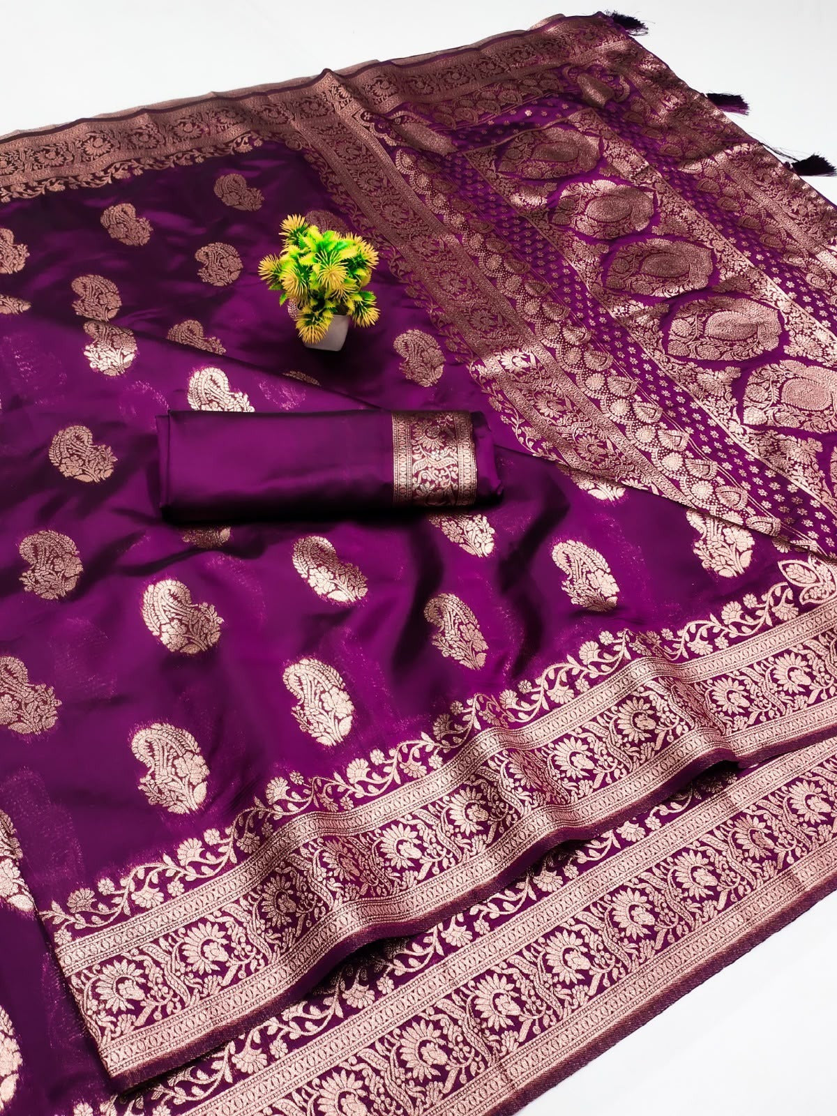 AJ-RASHMIKA  SOFT SILK SAREE CRAFTED WITH ELEGANT RICH PALLU WITH FLOWER CARRY DESIGN FOLLOWED BY LEAD JHAL ON BORDER