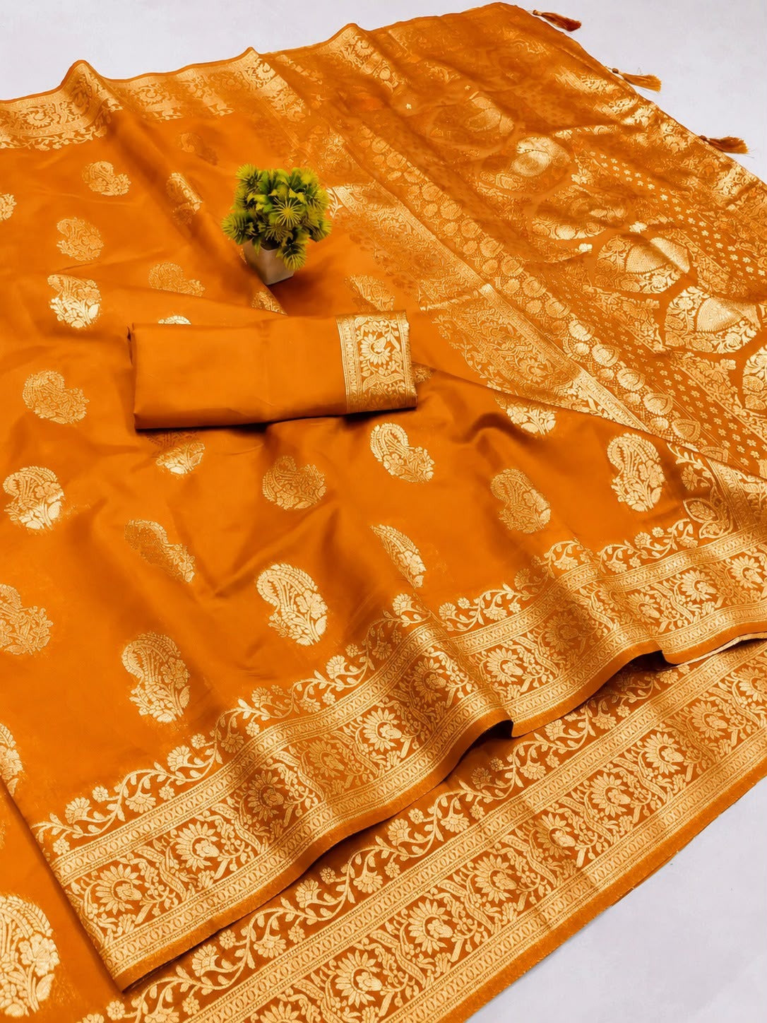 AJ-RASHMIKA  SOFT SILK SAREE CRAFTED WITH ELEGANT RICH PALLU WITH FLOWER CARRY DESIGN FOLLOWED BY LEAD JHAL ON BORDER