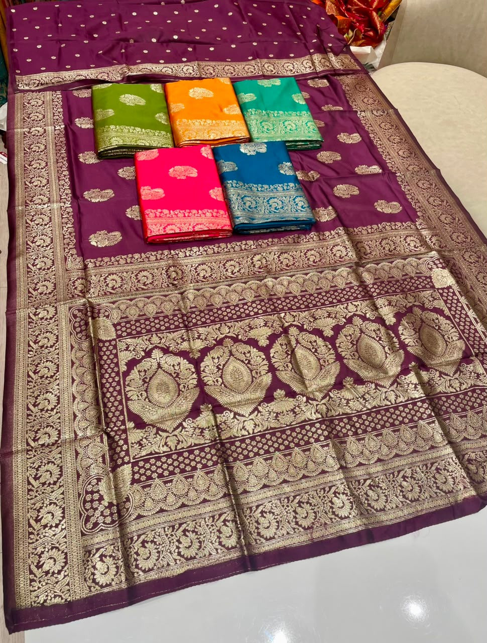 AJ-RASHMIKA  SOFT SILK SAREE CRAFTED WITH ELEGANT RICH PALLU WITH FLOWER CARRY DESIGN FOLLOWED BY LEAD JHAL ON BORDER