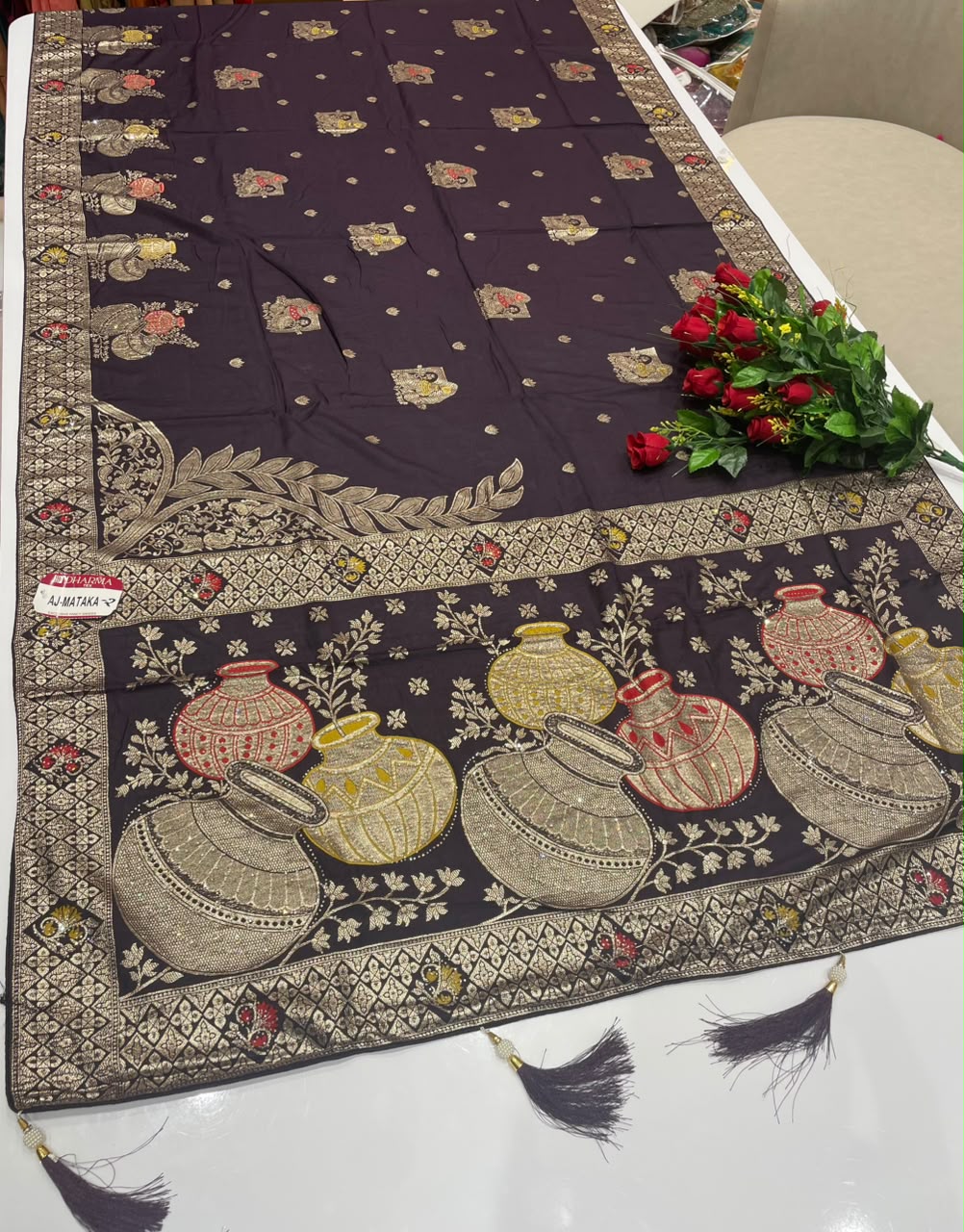 AJ-MATKA-2 DOLA SILK FABRIC SAREE WITH RICH PALLU DESIGN WITH JARKAN WORK WITH BEAUTIFUL MATKA DESIGN ON PALLU WITH MEENAKARI WORK WITH PIPIONG AND TASSELS WITH BLOUSE