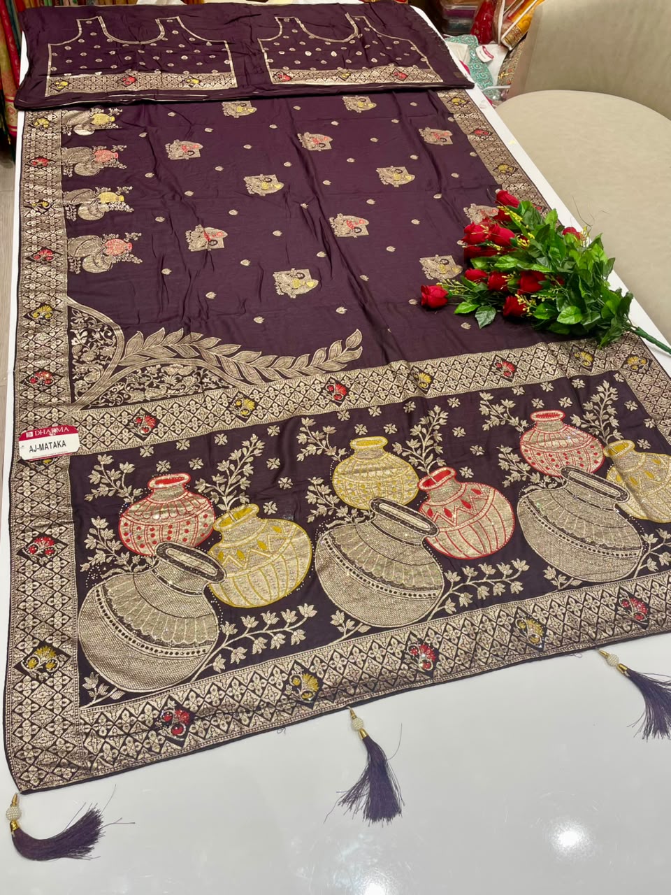 AJ-MATKA-2 DOLA SILK FABRIC SAREE WITH RICH PALLU DESIGN WITH JARKAN WORK WITH BEAUTIFUL MATKA DESIGN ON PALLU WITH MEENAKARI WORK WITH PIPIONG AND TASSELS WITH BLOUSE