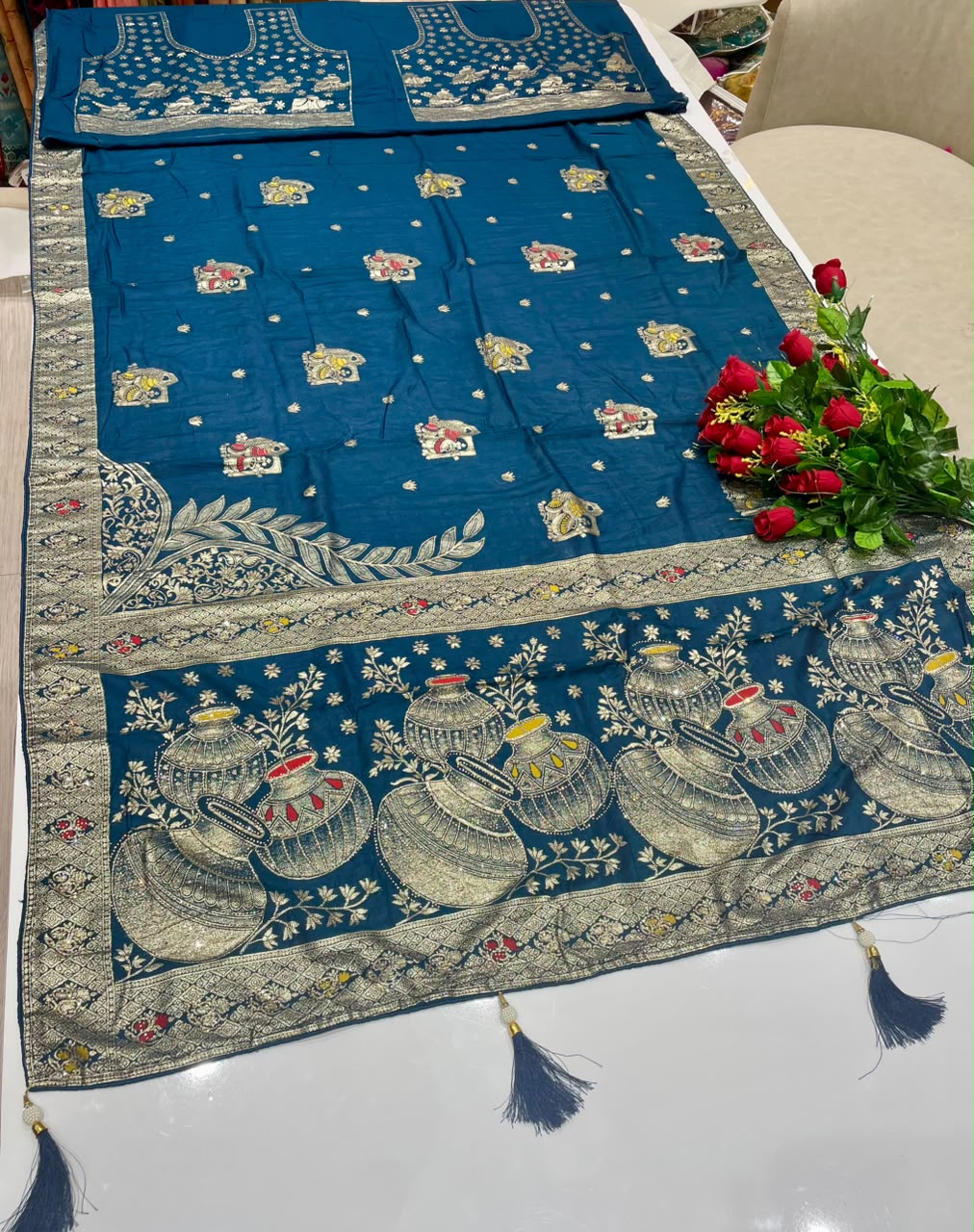 AJ-MATKA-3  DOLA SILK FABRIC SAREE WITH RICH PALLU DESIGN WITH JARKAN WORK WITH BEAUTIFUL MATKA DESIGN ON PALLU WITH MEENAKARI WORK WITH PIPIONG AND TASSELS WITH BLOUSE
