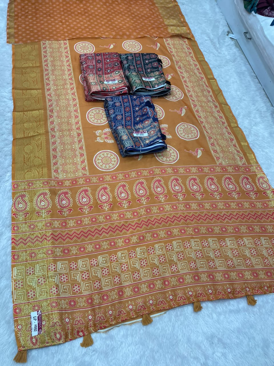 DP-4092 FANCY FABRIC SAREE WITH BEAUTIFUL HEAVY DESIGN WITH RICH PALLU WITH CARRY DESIGN ON SAREE WITH BLOUSE