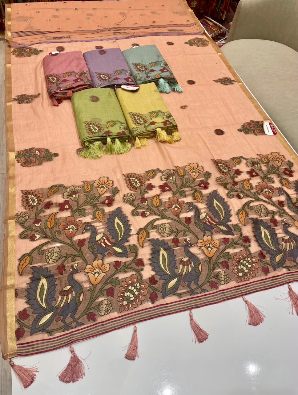 AJ-MOR KOTA KOTA FABRIC SAREE WITH BEAUTIFUL DESIGN WITH OPEN PALLU DESIGN WITH BEAUTIFUL PEACOCK DESIGN WITH PIPING AND LATKAN WITH BLOUSE